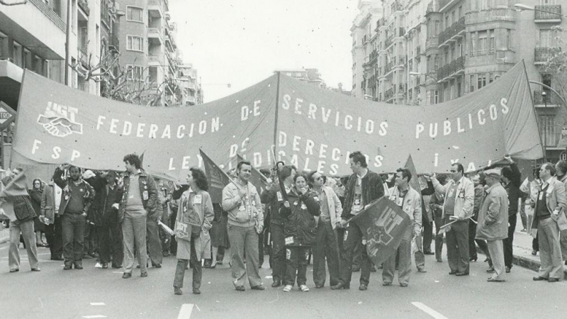 Imagen de archivo de la concentración convocada por la Federación de Servicios Públicos de UGT en 1982 para reclamar la Ley de Libertad Sindical, en Madrid. - Wikipedia / Wikimedia Commons