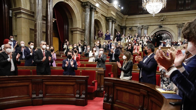 L'hemicicle del Parlament aplaudint Pere Aragonès després que hagi estat escollit president de la Generalitat.