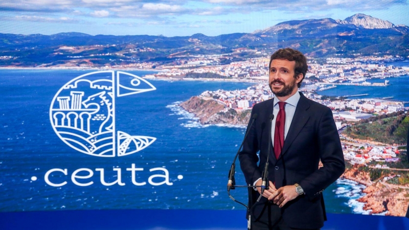 El presidente del PP, Pablo Casado, ofrece declaraciones a los medios desde el stand de Turismo de Ceuta, en Fitur 2021, a 20 de mayo de 2021, en Madrid (España).