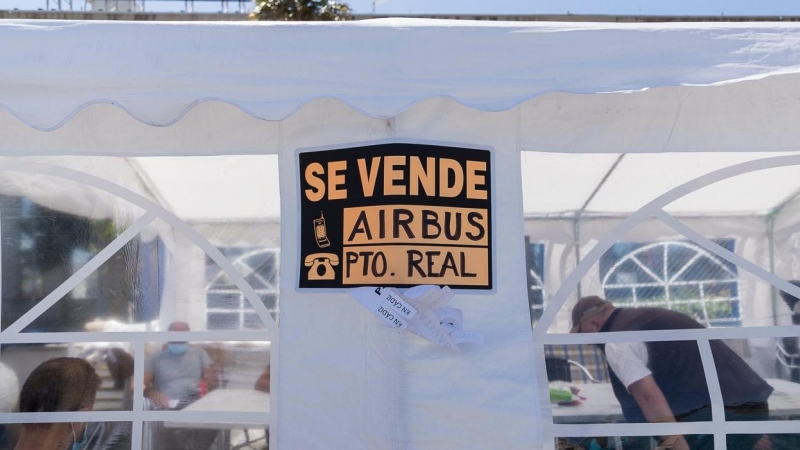 Cartel a las puertas de la factoría de Airbus en Puerto Real.