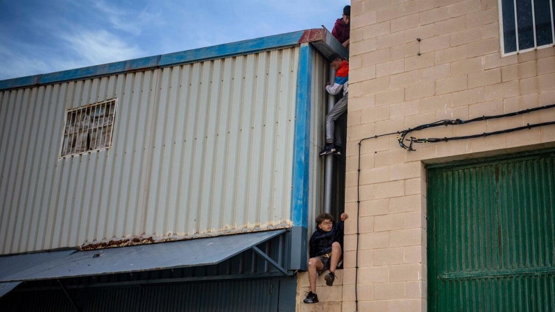 Tres niños marroquíes llegados a Ceuta durante los últimos días escapan de la nave del Tarajal donde llevan días hacinados por falta de otros espacios.