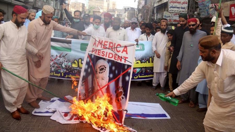 Paquistaníes contrarios a Israel queman un retrato del presidente de EEUU, Joe Biden, en Hyderabad.