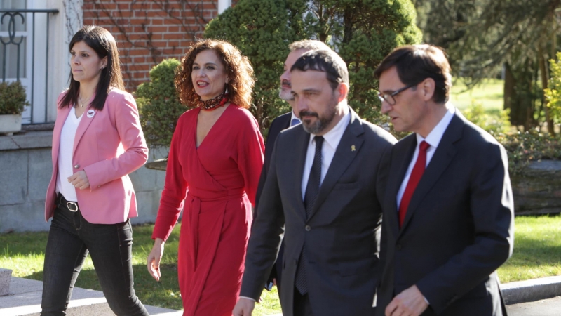 26/02/2020. Imagen de archivo de Josep Rius junto a Salvador Illa, Marta Vilalta, María Jesús Montero y Alfred Bosch, en la primera reunión de la mesa de diálogo, en Madrid. - EUROPA PRESS