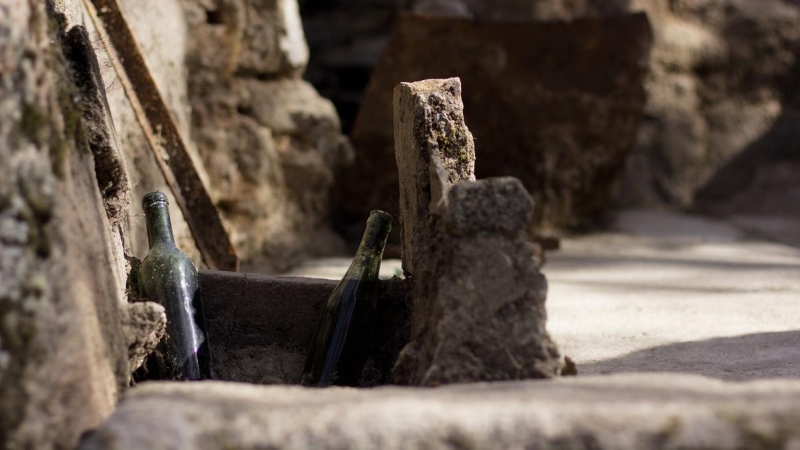 Dos botellas encontradas durante las excavaciones.