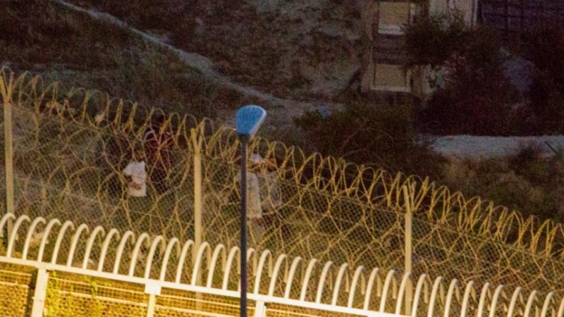 21/05/2021. Varios marroquíes intentan llegar a suelo español desde la frontera que separa Melilla y Marruecos. - EUROPA PRESS