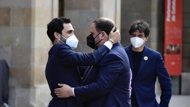 Salutació d'Oriol Junqueras i Roger Torrent a les portes del Parlament. Imatge del 21 de maig del 2021