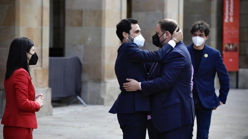 Salutació d'Oriol Junqueras i Roger Torrent a les portes del Parlament. Imatge del 21 de maig del 2021