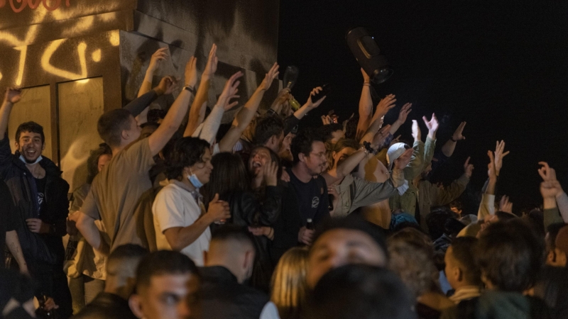 22/05/2021. Varias personas se encuentran formando una aglomeración y con un ambiente festivo, la madrugada de este sábado en Barcelona. - EUROPA PRESS