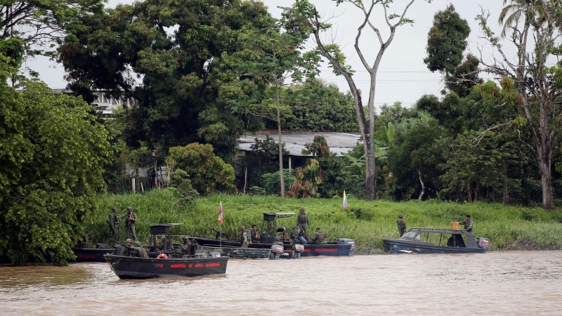 Soldados venezolanos patrullan en barco por el río Arauca, la frontera entre Colombia y Venezuela, visto desde Arauquita.