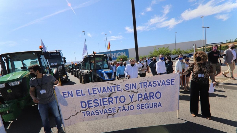 Un grupo de personas participa con una pancarta en una tractorada en defensa del trasvase Tajo-Segura, a 15 de mayo de 2021, en Murcia (España). Organizada por el Círculo del Agua, regantes, empresarios y el sector agrario de la Región, de Almería y de Al