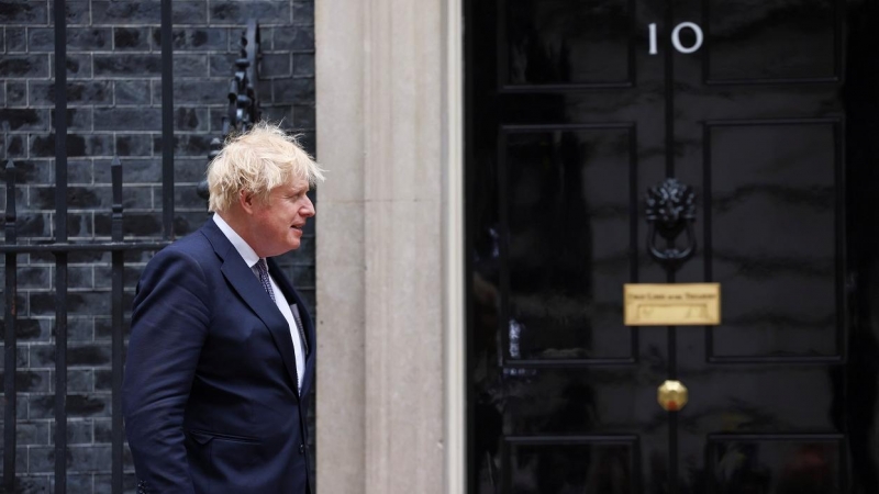 El primer ministro británico, Boris Johnson, en la entrada del número 10 de Downing Street, esperando al presidente de Gabon, Ali Bongo Ondimba. REUTERS/Henry Nicholls