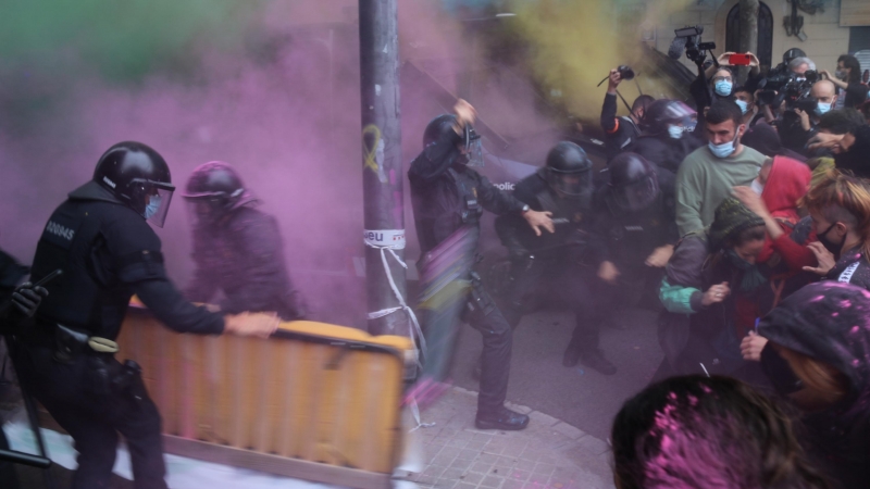 Carga de los Mossos junto al Bloc Llavors en Barcelona.