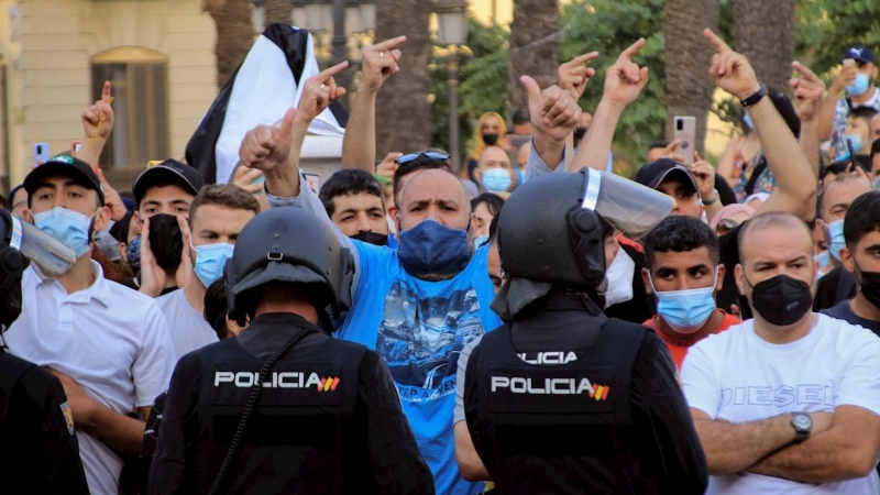 Manifestantes protestan en contra del líder de Vox, Santiago Abascal, alojado en un hotel en Ceuta.