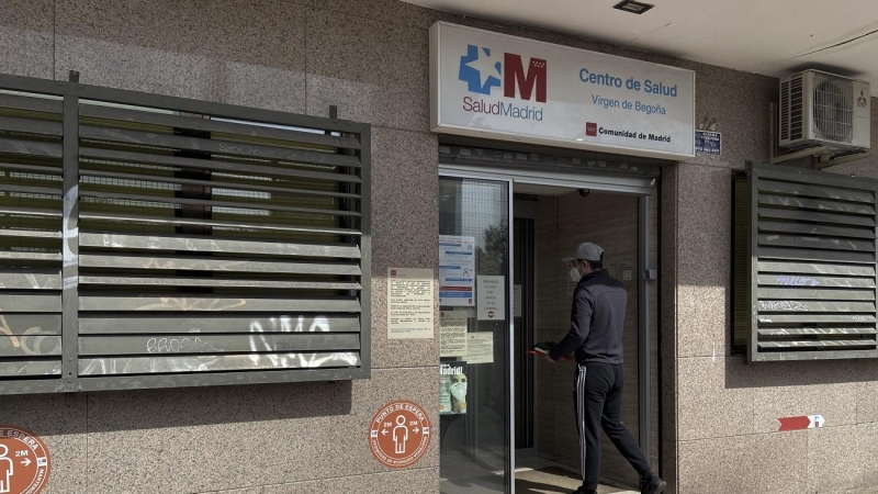 Un hombre entra por la puerta del Centro de Salud Virgen de Begoña (Madrid), en una imagen de archivo.