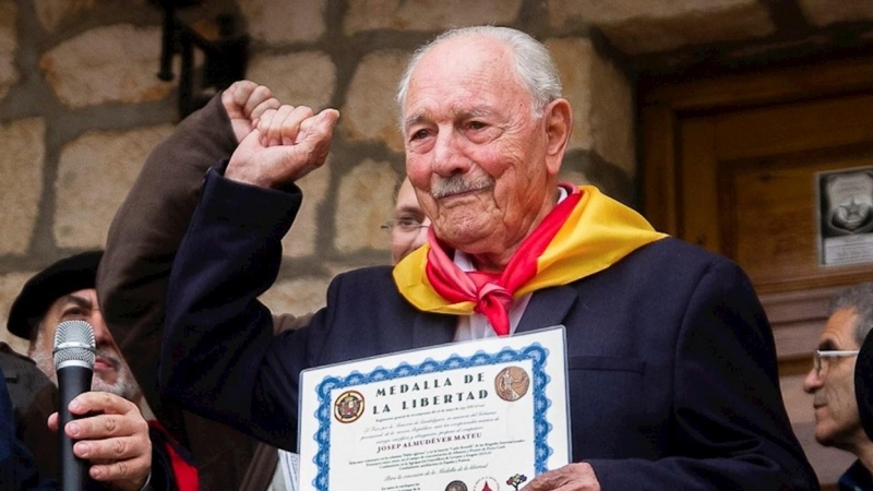 Fotografía del 28/10/2016 del último brigadista internacional y excombatiente en el bando republicano de la Guerra Civil, Josep Eduard Almudéver, que ha fallecido en Francia a los 102 años