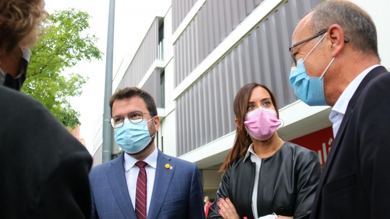 Pere Aragonès, en la visita al Parc Taulí de Sabadell, amb l'alcaldessa, Marta Farrés, al costat.