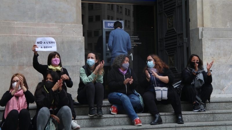 Diversos treballadors del BBVA davant l'antiga seu de Caixa Catalunya, situada a la plaça Antoni Maura de Barcelona, protestant contra l'ERO que ha plantejat l'entitat. Imatge del 25 de maig de 2021.