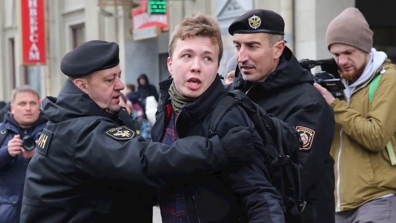 Román Protasevich, en una imagen de marzo de 2017, mientras era detenido durante una protesta en Minsk.