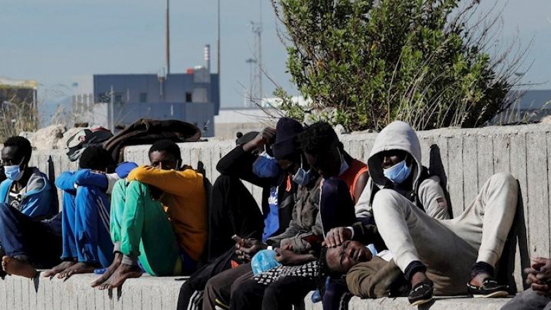 Algunos de los 76 inmigrantes que cruzaban el estrecho de Gibraltar en pequeñas embarcaciones rumbo a la costa gaditana, en Algeciras tras ser rescatados por Salvamento Marítimo.