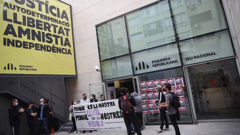 Miembros del Sindicat del Habitatge del Raval y Arran, durante la ocupación  de la sede de Esquerra Republicana de Catalunya (ERC) en la calle Calabria de Barcelona, como medida de protesta por el desahucio del edificio conocido como bloc Llavors del barr