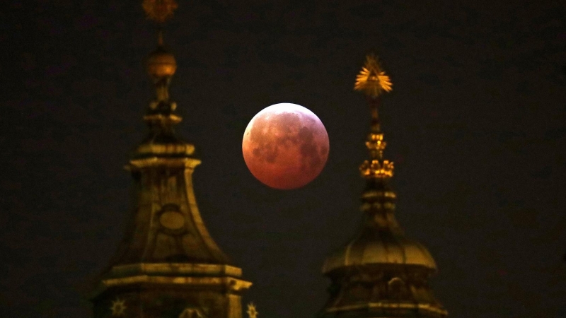 La superluna desde Praga.