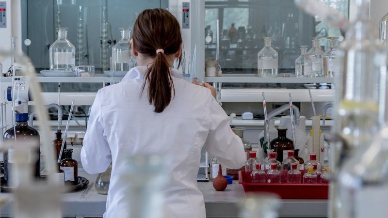 Una médica en su laboratorio.