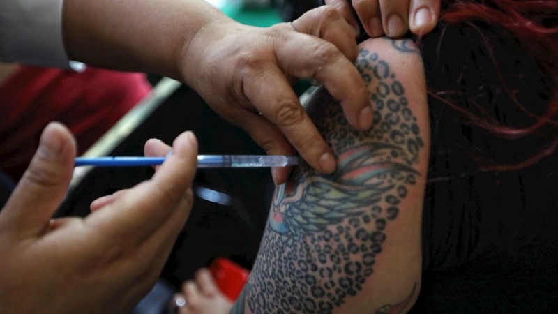 Una sanitaria administrando una vacuna contra la covid-19 en la Biblioteca Vasconcelos de Ciudad de México (México) el pasado 18 de abril.