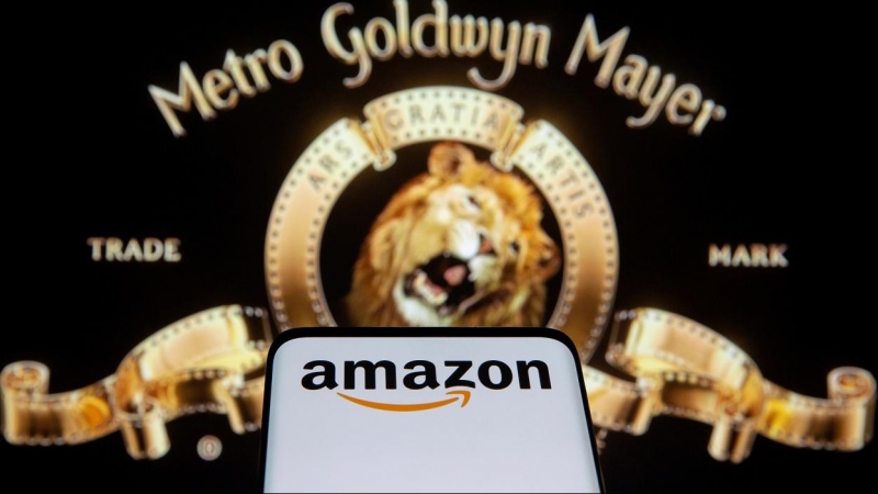 Un smartphone con el logo de Amazon en su pantalla junto al emplema de los estudios MGM. REUTERS/Dado Ruvic/Illustration