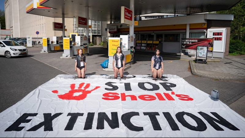 Protesta contra la emisión de gases de Shell en un gasolinera de La Haya.