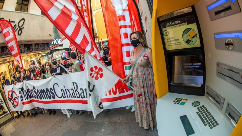Manifestación en Sevilla para rechazar el ERE que pretende imponer la dirección de CaixaBank.