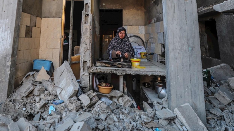 Una mujer palestino prepara algo de café entre los escombros de la cocina de su casa destrozada por los bombardeos de Israel.