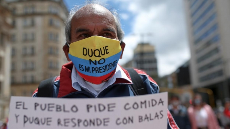 Uno de los participantes en las protestas contra el presidente colombiano, Ivan Duque, en  Bogotá.. REUTERS/Luisa Gonzalez