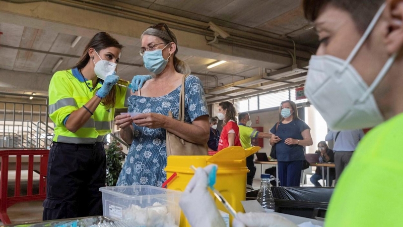 Una enfermera pone la vacuna de Pfizer a una mujer en el estadio Nueva Condomina de Murcia.
