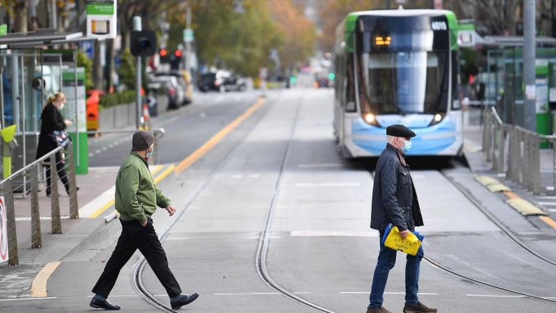 Varias personas con mascarilla en las calles de la ciudad de Melbourne.