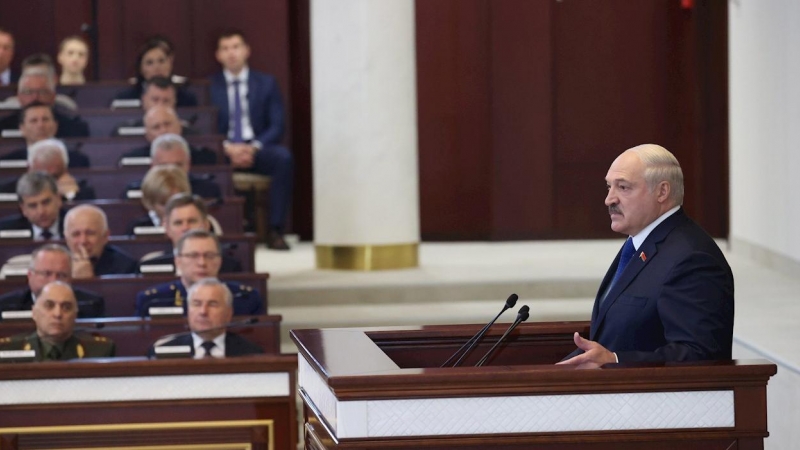 El presidente de Bielorrusia, Alexander Lukashenko, interviene en el Parlamento del país.