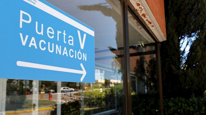Vista del acceso a la zona de vacunación contra el covid-19 en el Hospital Severo Ochoa de Madrid.
