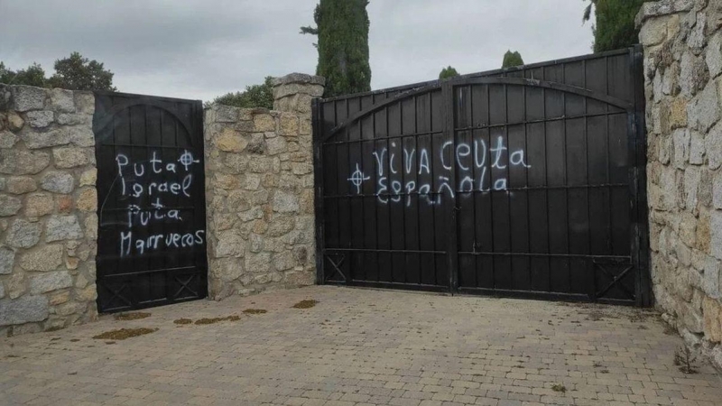 Las pintadas realizadas en la entrada del cementerio judío de Hoyo de Manzanares el pasado sábado.