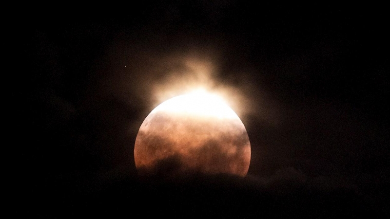 La superluna vista desde Los Angeles este miércoles. Se trata de la mayor superluna del año que se ha combinado con el primer eclipse lunar total en los últimos dos años.