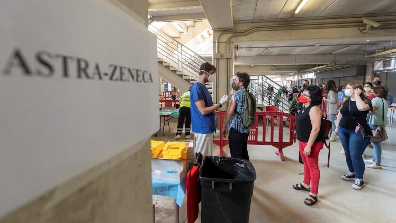 Un enfermero pone la segunda dosis de la vacuna AstraZéneca a un hombre este martes en el estadio murciano de Nueva Condomina.