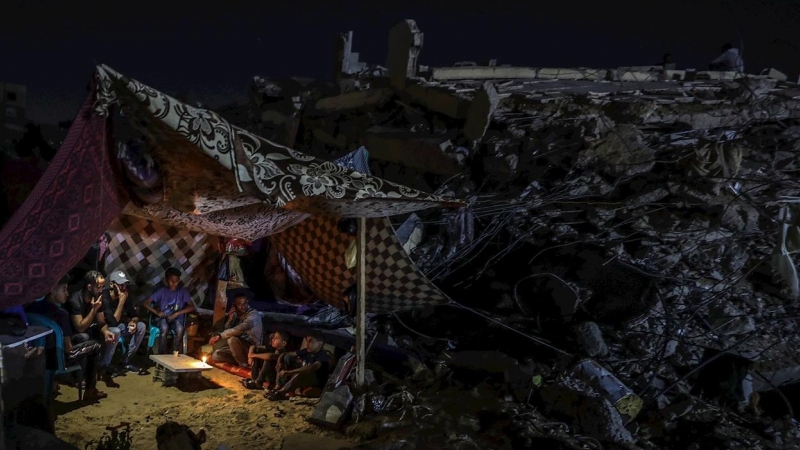 Palestinos se sientan dentro de su tienda junto a los escombros de su casa destruida en la ciudad de Beit Hanoun, en el norte de la Franja de Gaza.