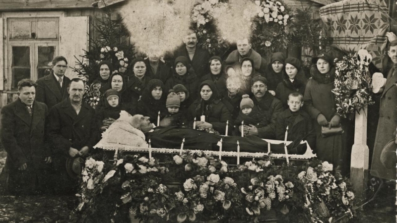 Fotografía 'post mortem' de familiares alrededor del fallecido, que se encuentra yacente en un ataúd. - cedida