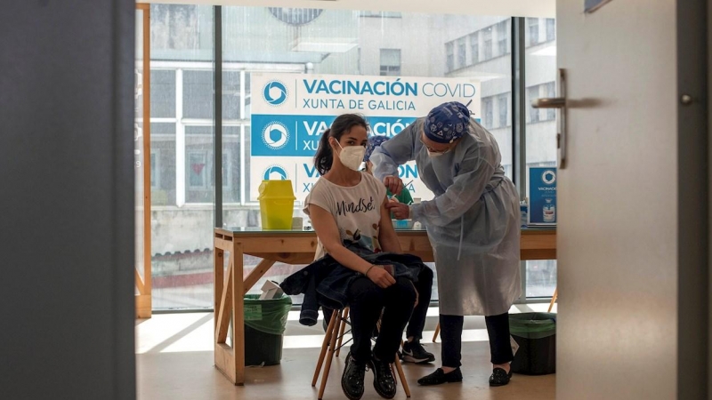 Una mujer recibe la vacuna en el Complejo Hospitalario Universitario de Ourense (CHUO).