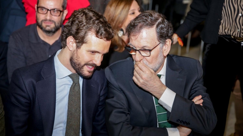 El presidente del Partido Popular, Pablo Casado; y el expresidente del Gobierno, Mariano Rajoy, hablan en el Círculo de Bellas Artes, en Madrid. Febrero de 2020.