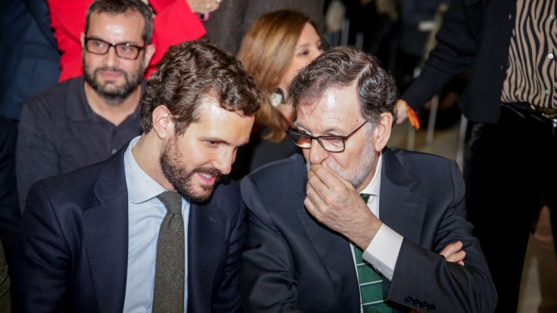 El presidente del Partido Popular, Pablo Casado; y el expresidente del Gobierno, Mariano Rajoy, hablan en el Círculo de Bellas Artes, en Madrid. Febrero de 2020.