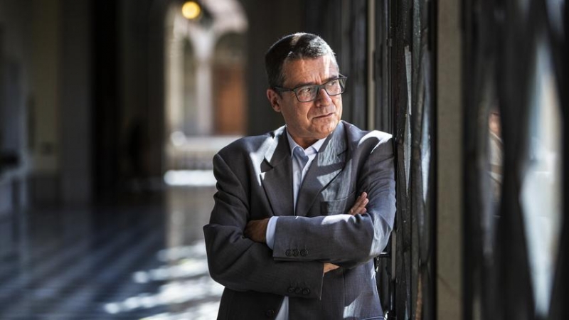 Jordi Matas en el claustre de l'edifici històric de la Universitat de Barcelona.