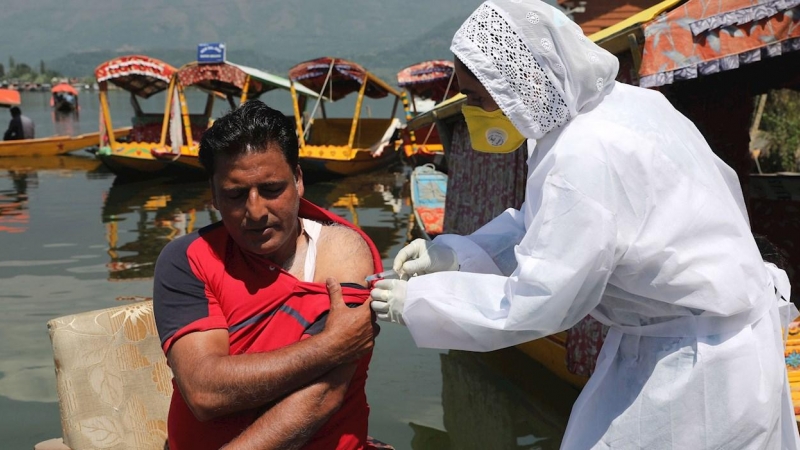Un hombre recibe una dosis de la vacuna contra la covid en la parte india de Cachemira.