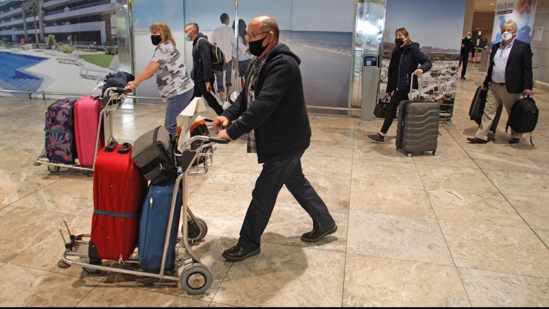 Pasajeros del vuelo procedente de Londres llegados al aeropuerto de Alicante-Elche Miguel Hernández.