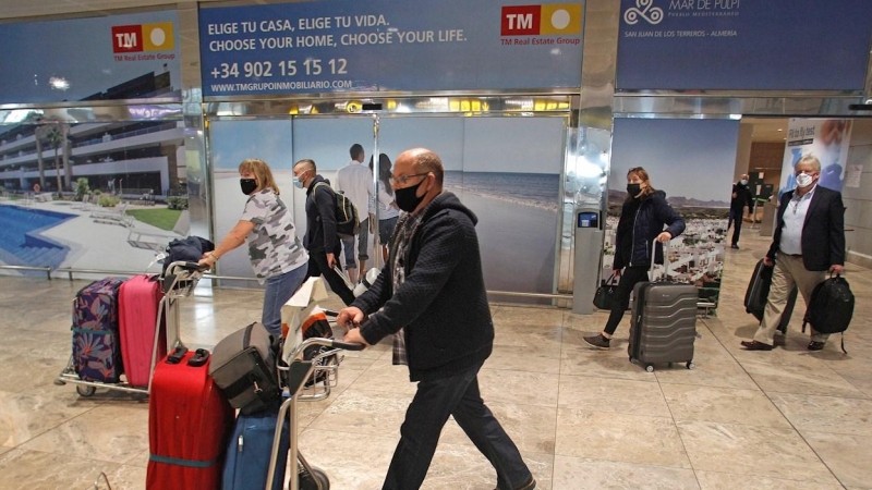 Pasajeros del vuelo procedente de Londres llegados al aeropuerto de Alicante-Elche Miguel Hernández.