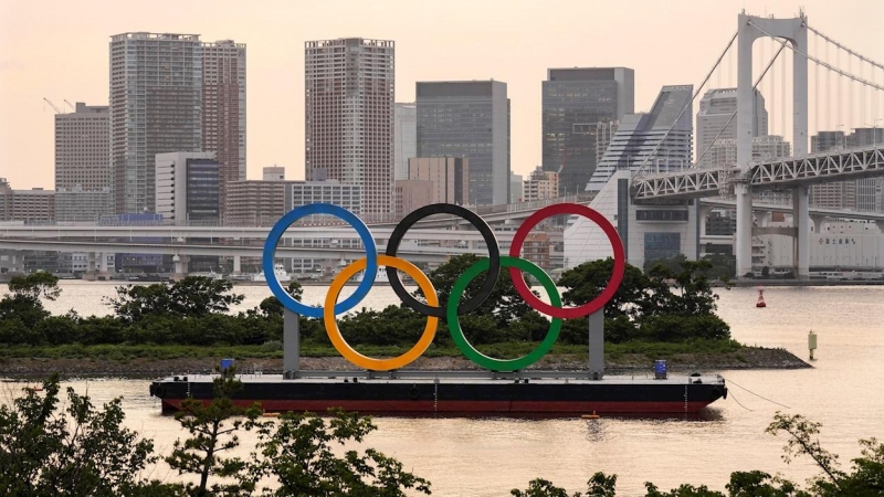 Los anillos de los Juegos Olímpicos en Tokio.