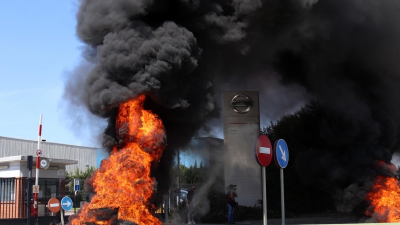 Els treballadors de Nissan han cremant pneumàtics a l'entrada de la fàbrica de la Zona Franca.